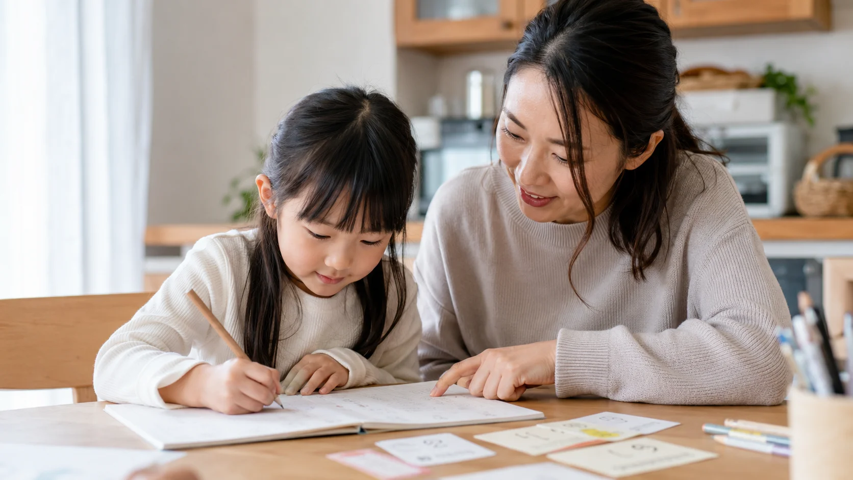 親子で日本語のカードを書いている様子