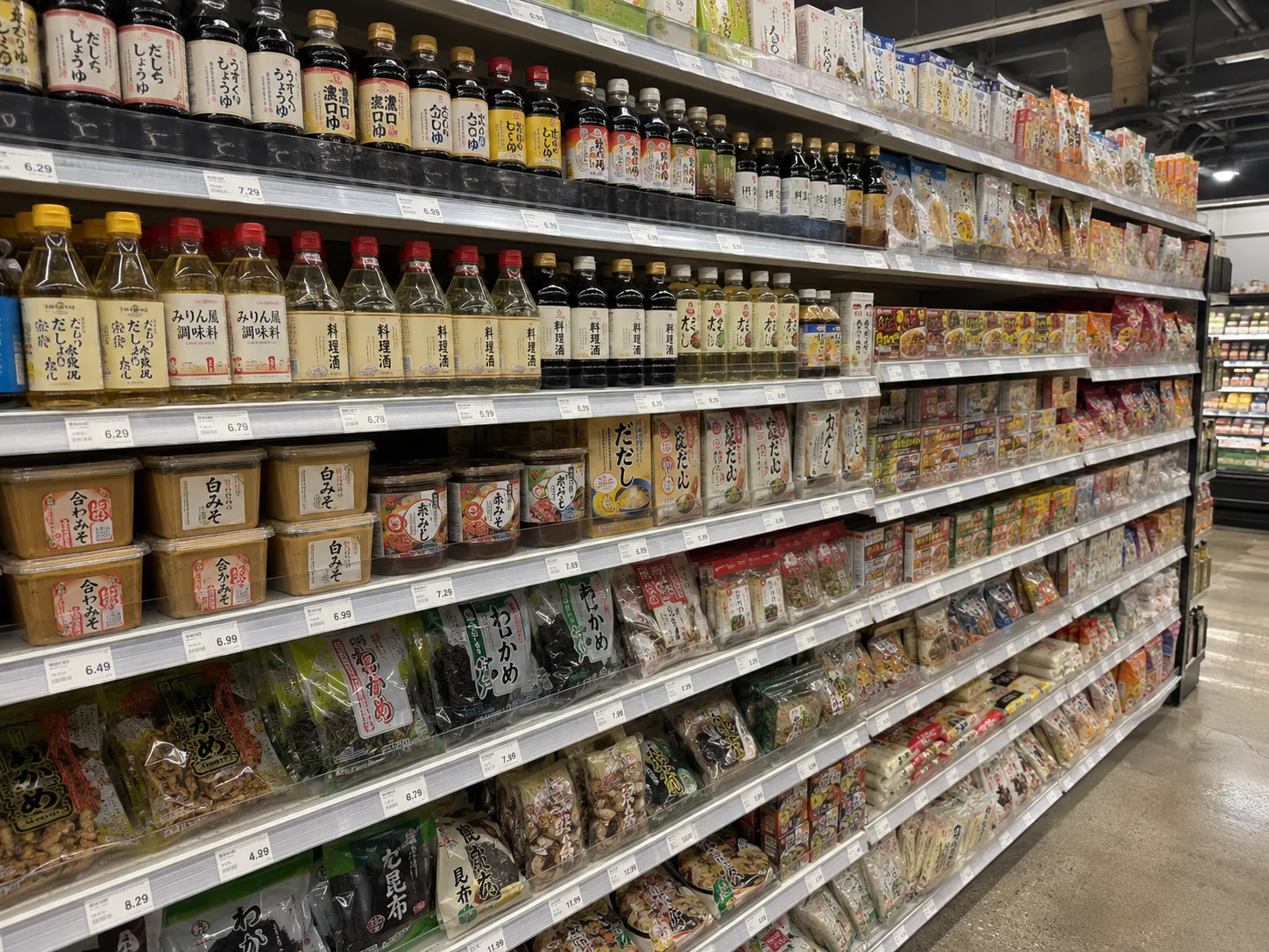 日本の調味料や乾物が並ぶスーパーの棚