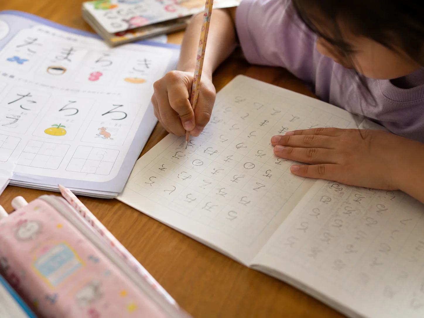 子どもがノートにひらがなを書いている手元