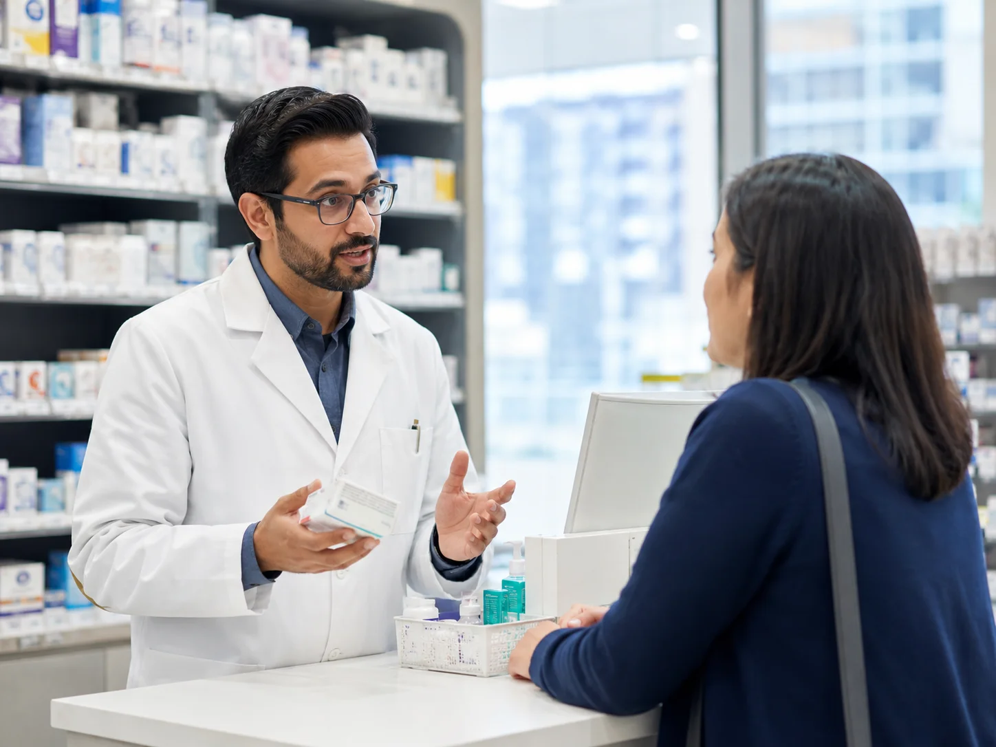 トロントの薬局で薬剤師に相談する様子