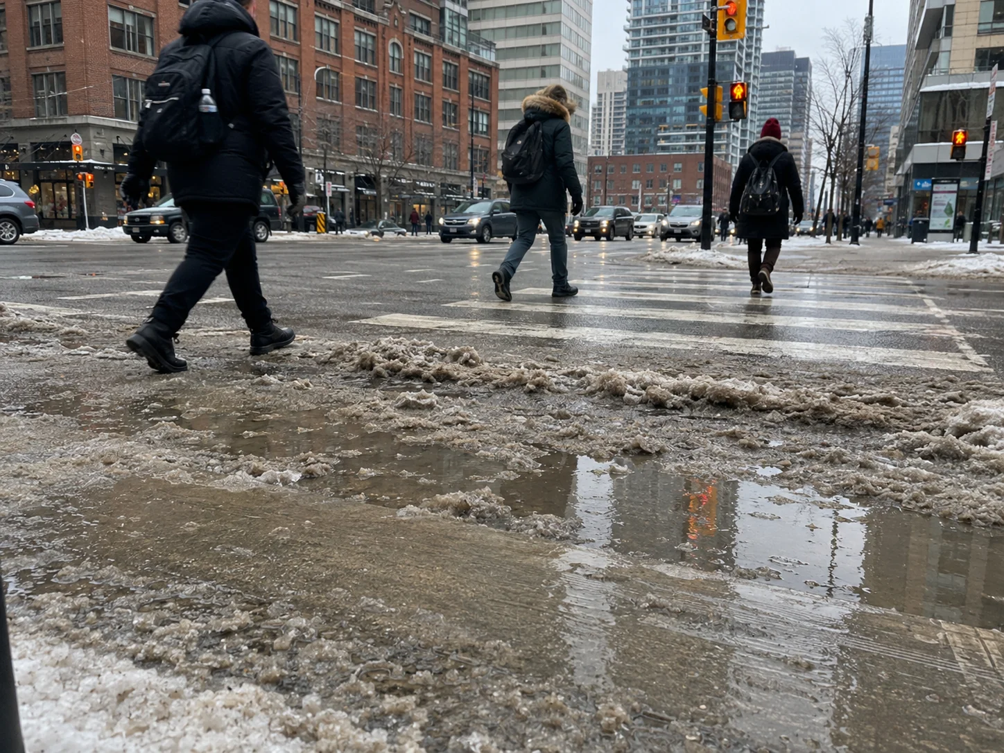 雪解け水がたまったトロントの横断歩道
